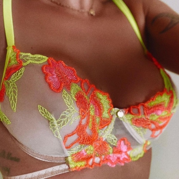 Pure Temptation floral embroidered lingerie set - Picture 4 of 13